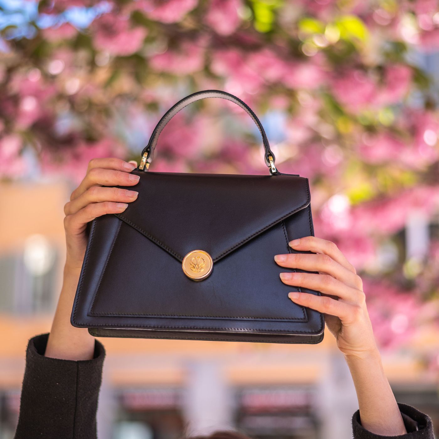 Borsa nera n mezzo ai fiori