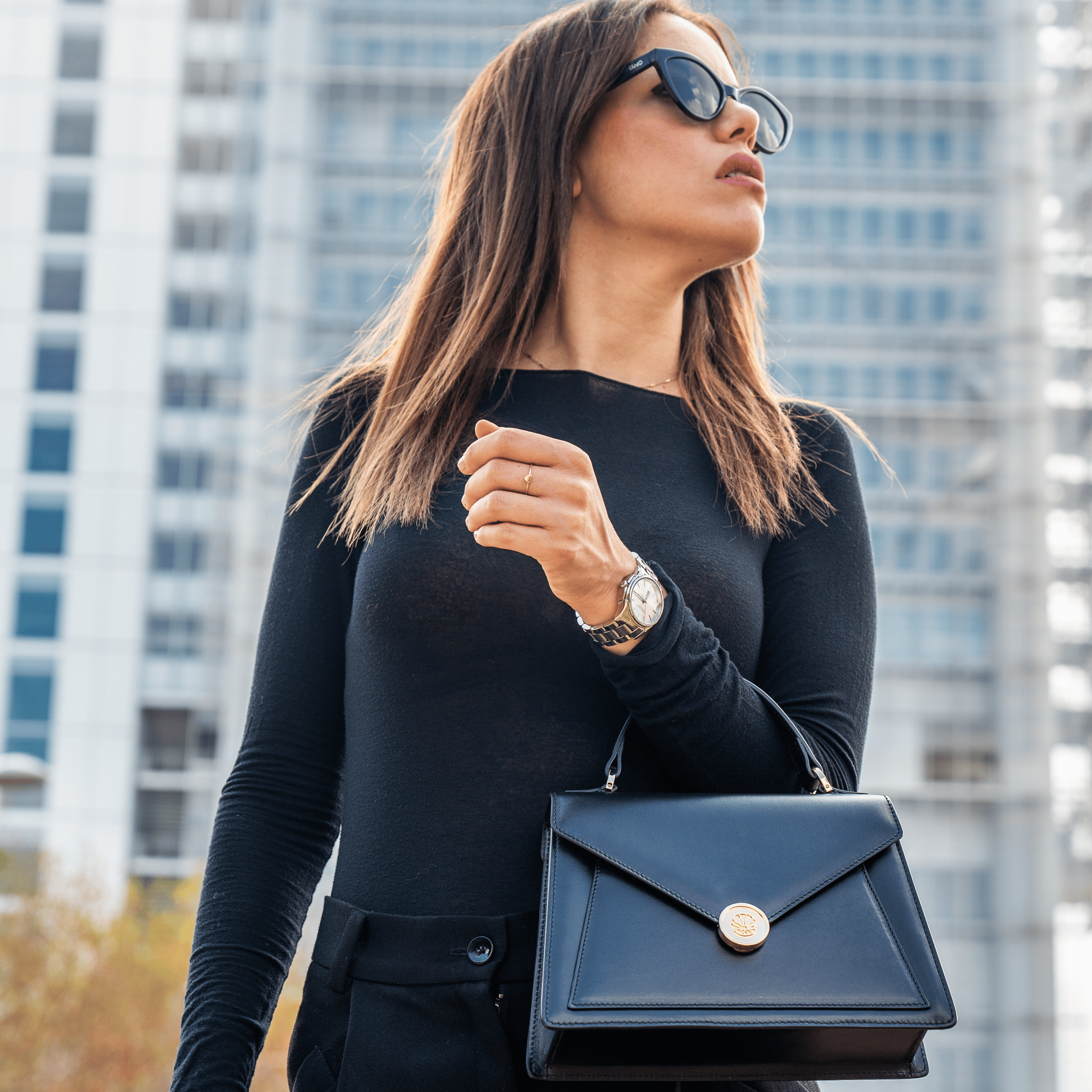 Ragazza con borsa nera in pelle Made in Italy