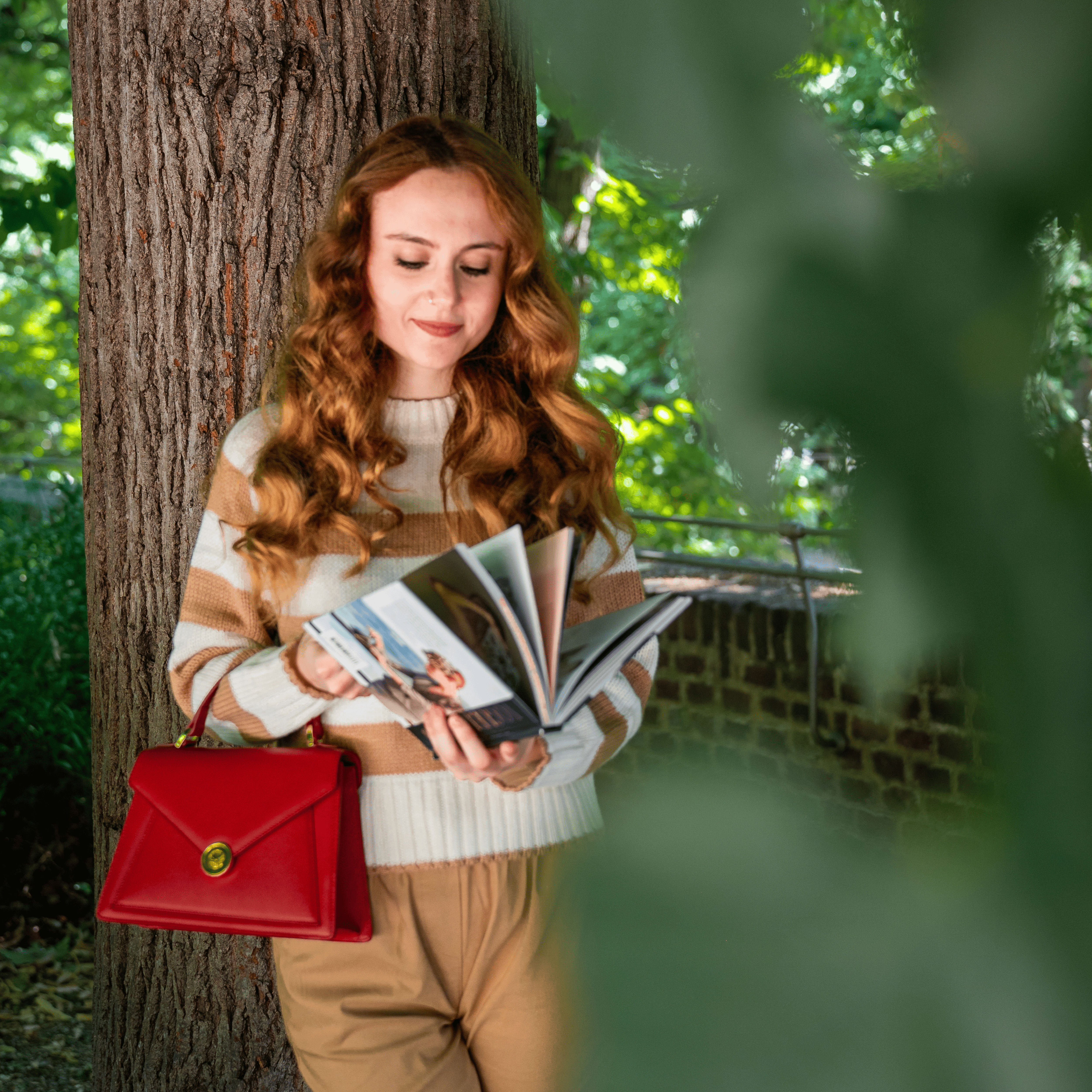 Ragazza con borsa bordeaux in pelle