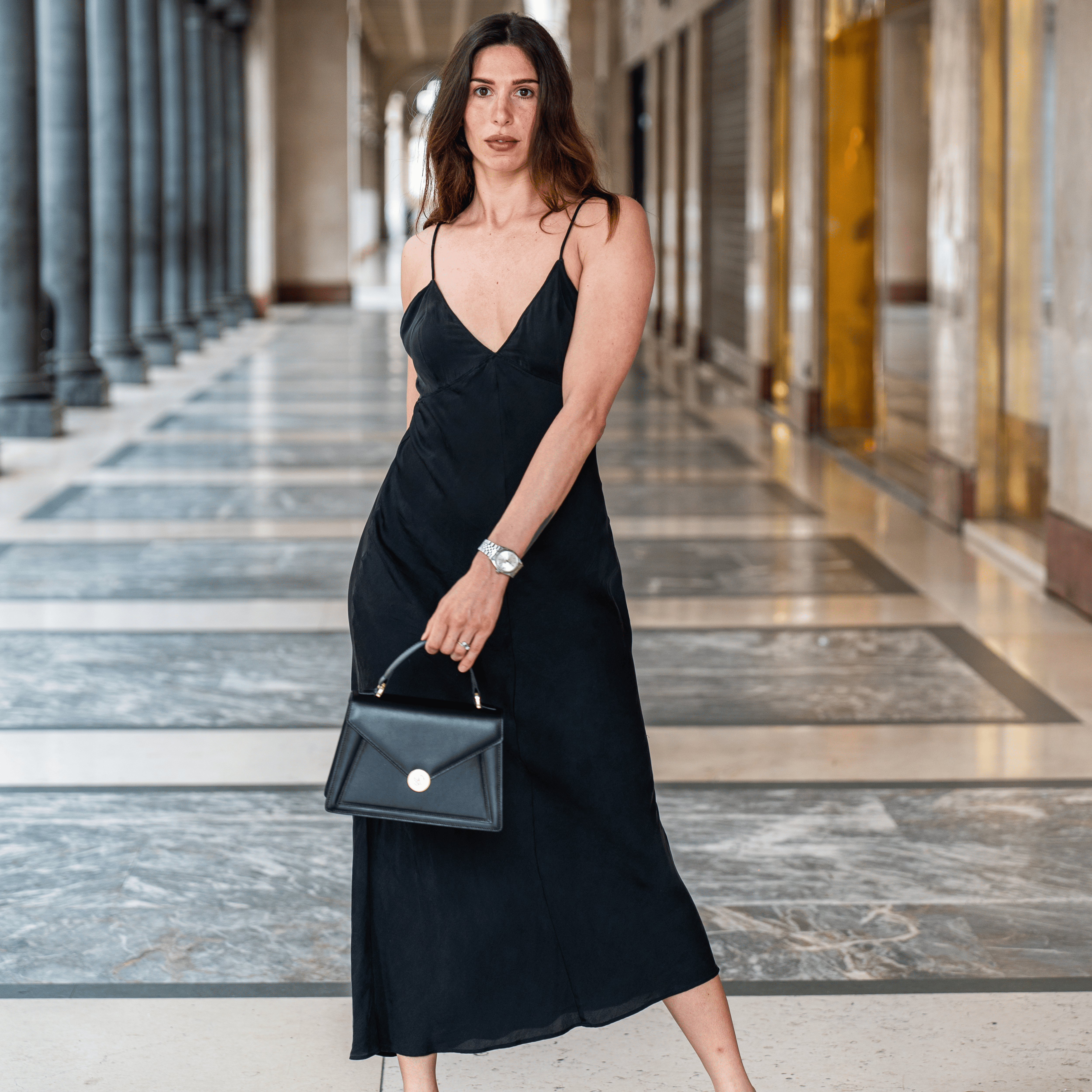 Ragazza con borsa nera in pelle Made in Italy