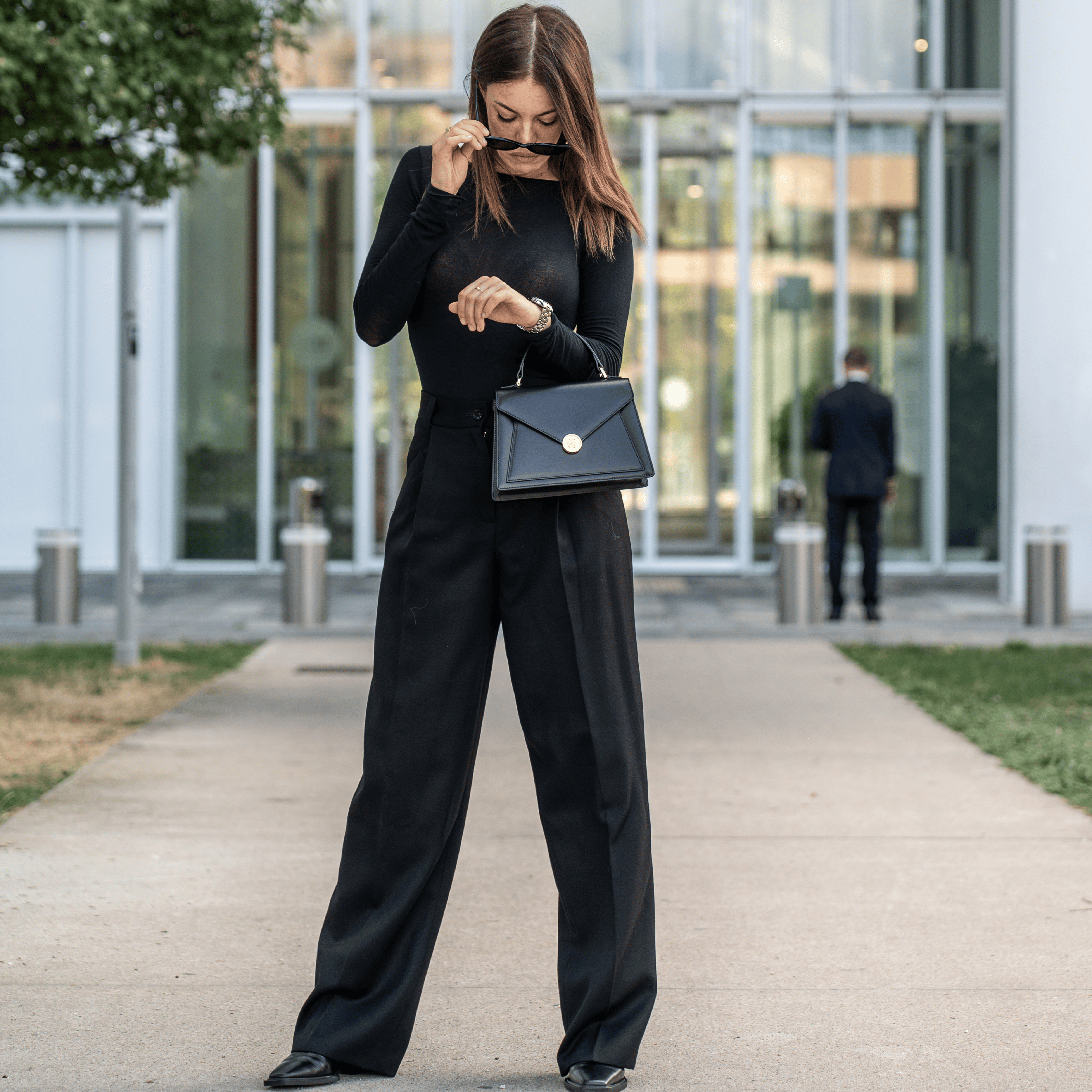 Ragazza con borsa nera in pelle Made in Italy