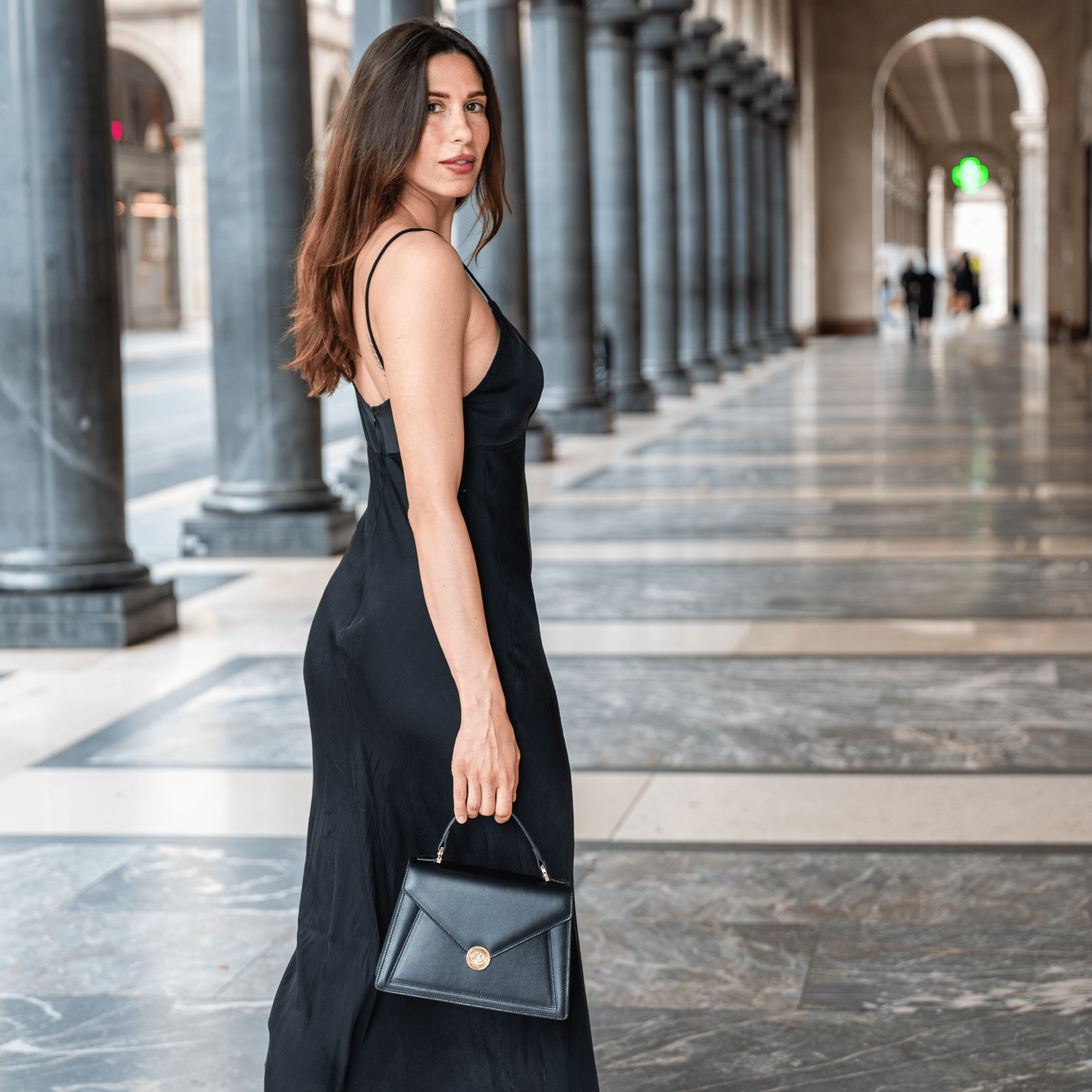 Ragazza con borsa nera in pelle Made in Italy