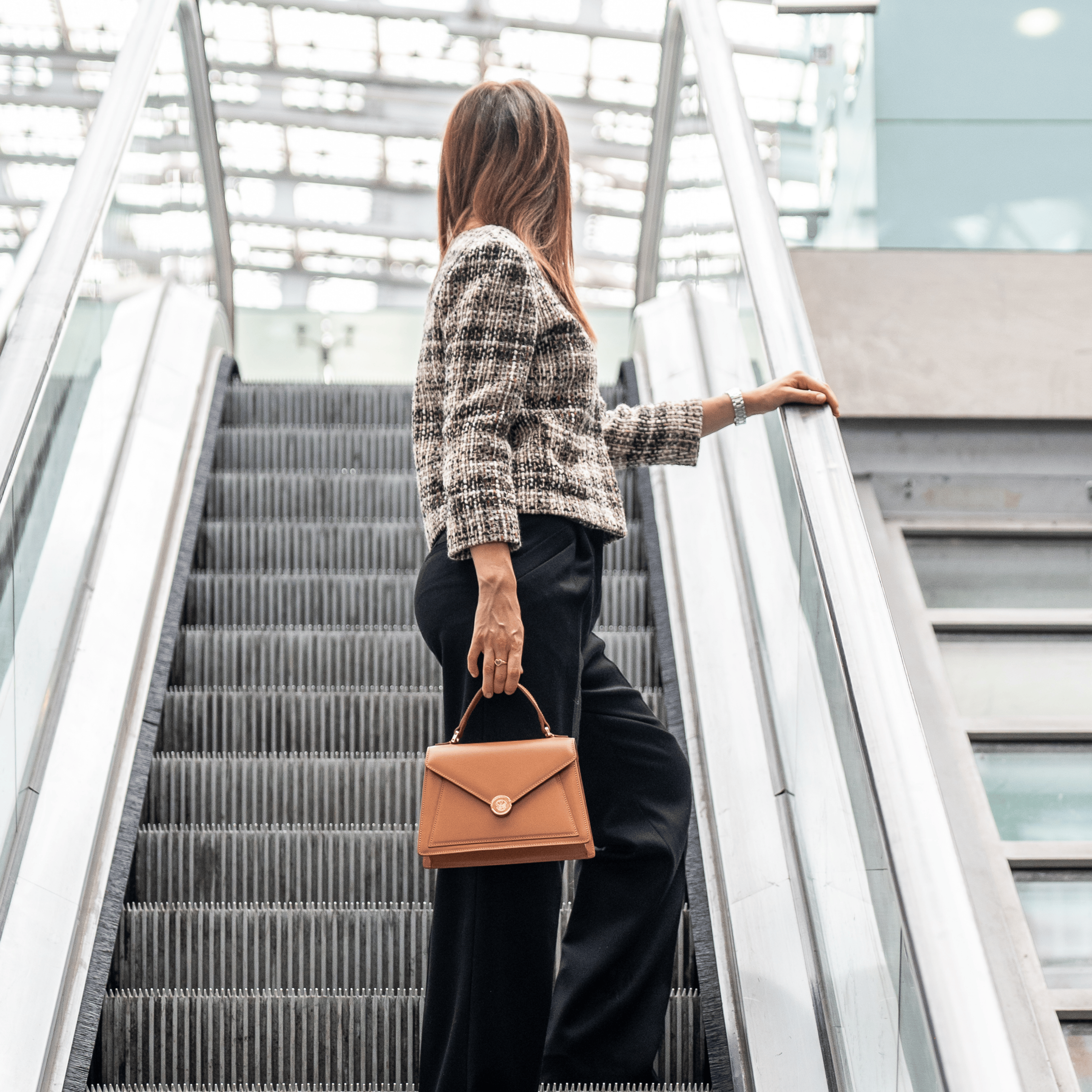 Ragazza con borsa marrone in pelle Made in Italy