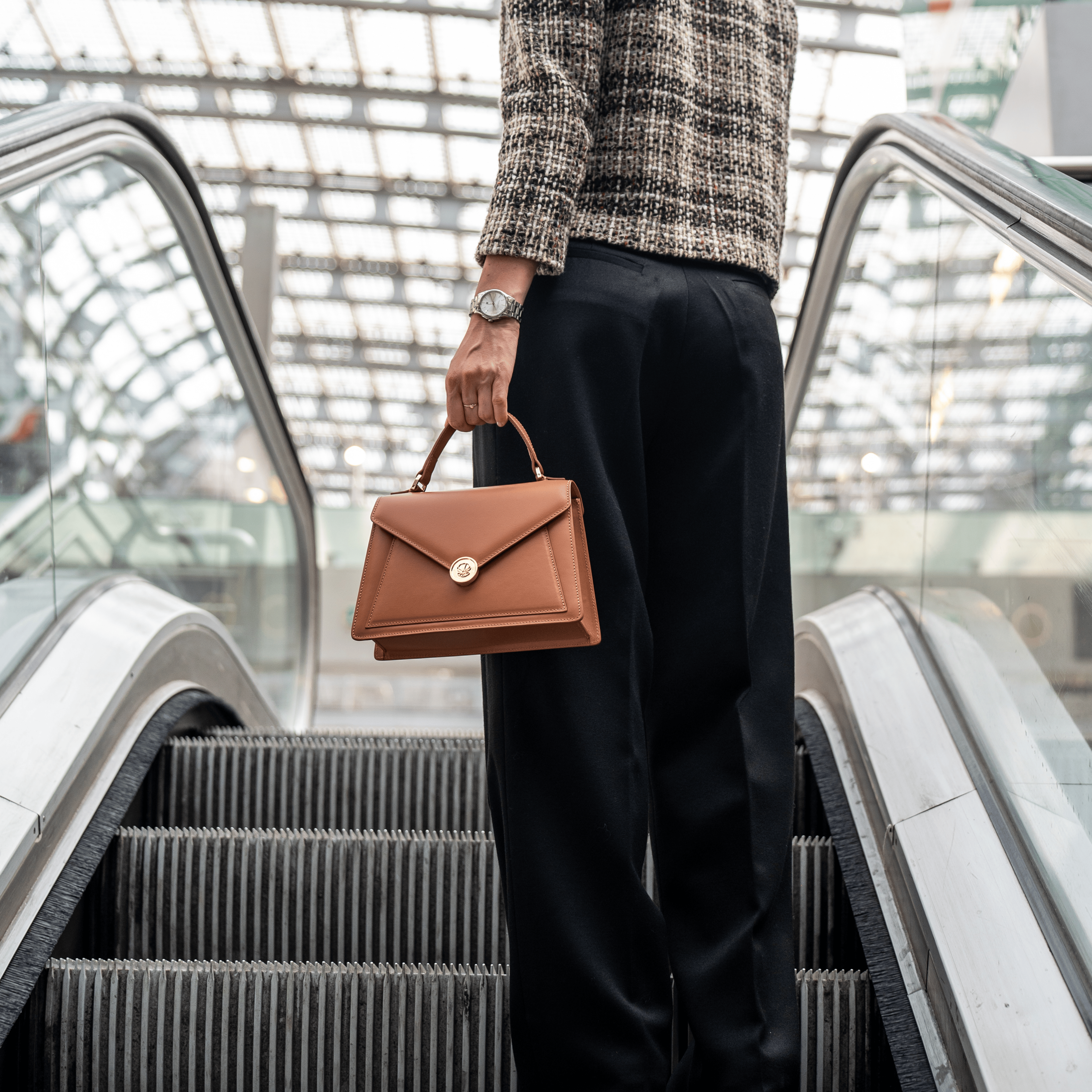 Ragazza con borsa marrone in pelle Made in Italy