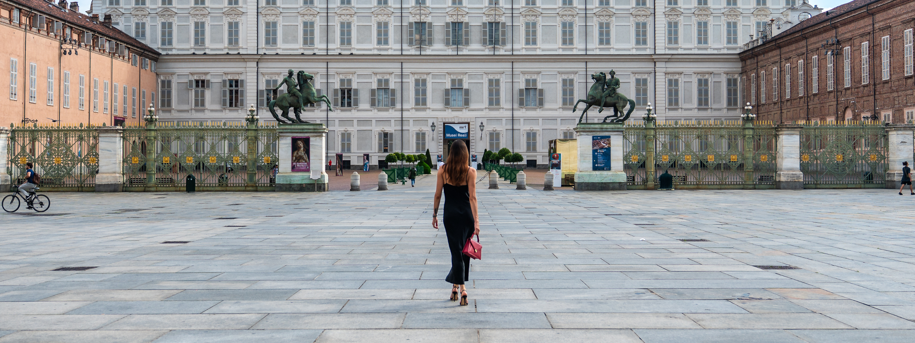 Ragazza indossa borsa a Torino