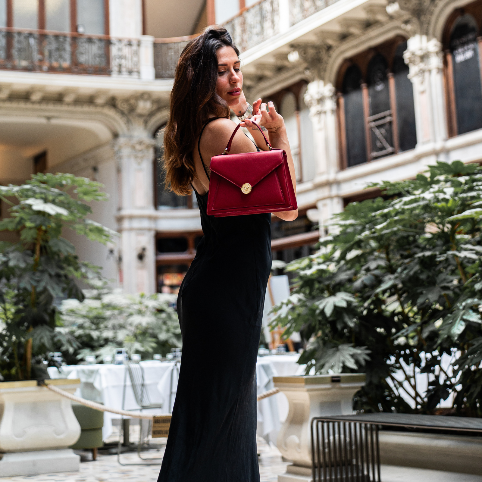 Ragazza indossa borsa rossa