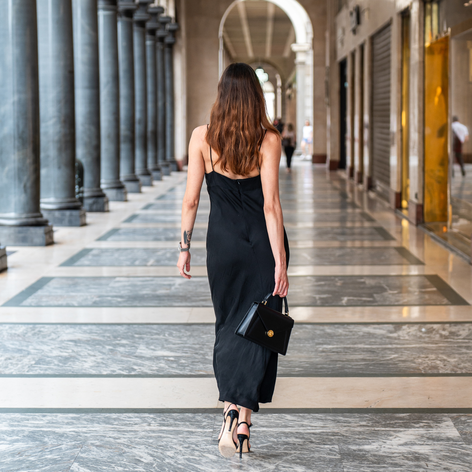 Ragazza indossa borsa nera