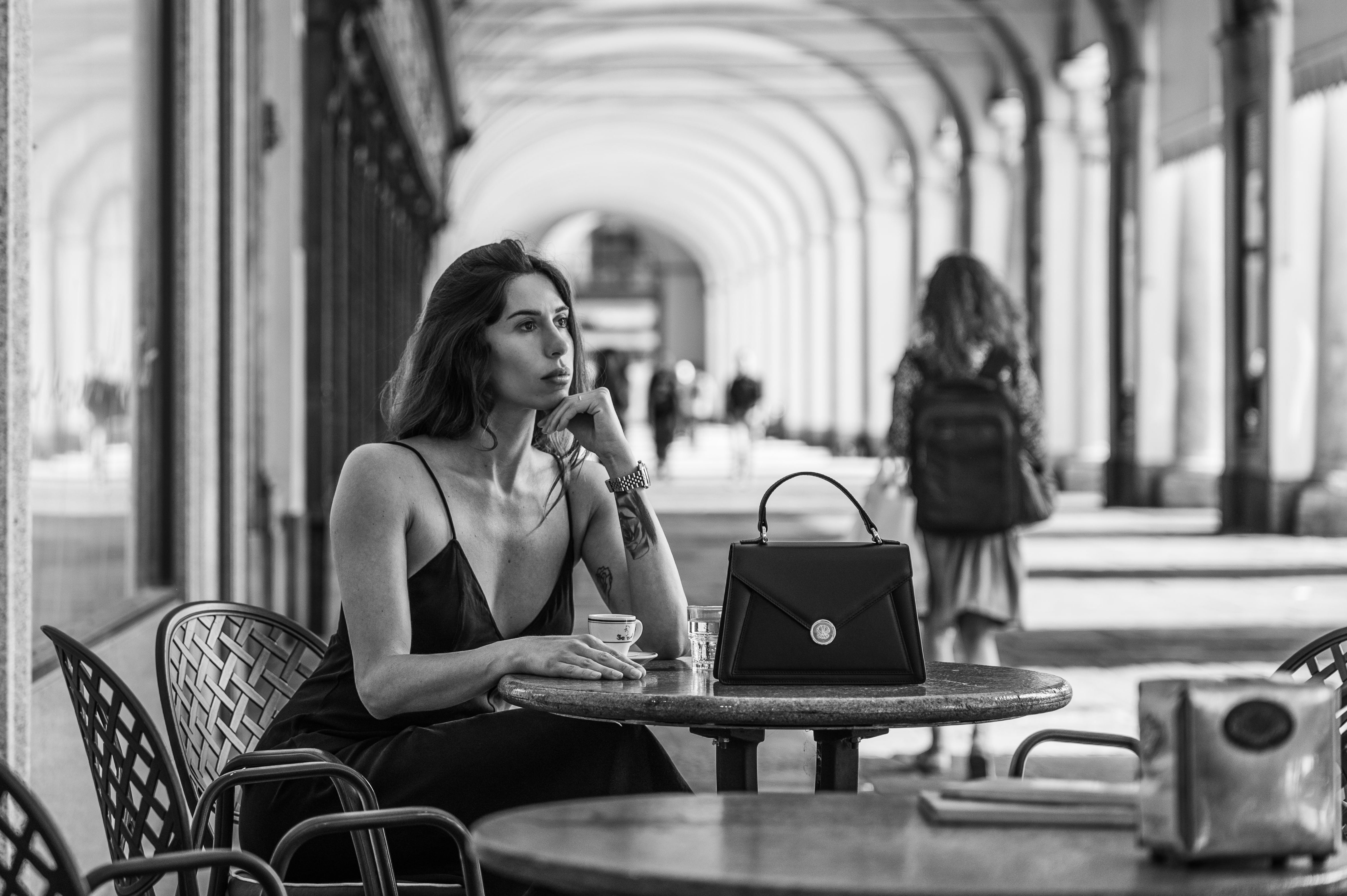 Ragazza indossa borsa nera al bar