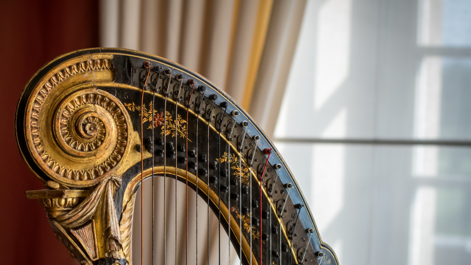 Un evento di moda raffinata, accompagnato dalle note d’arpa