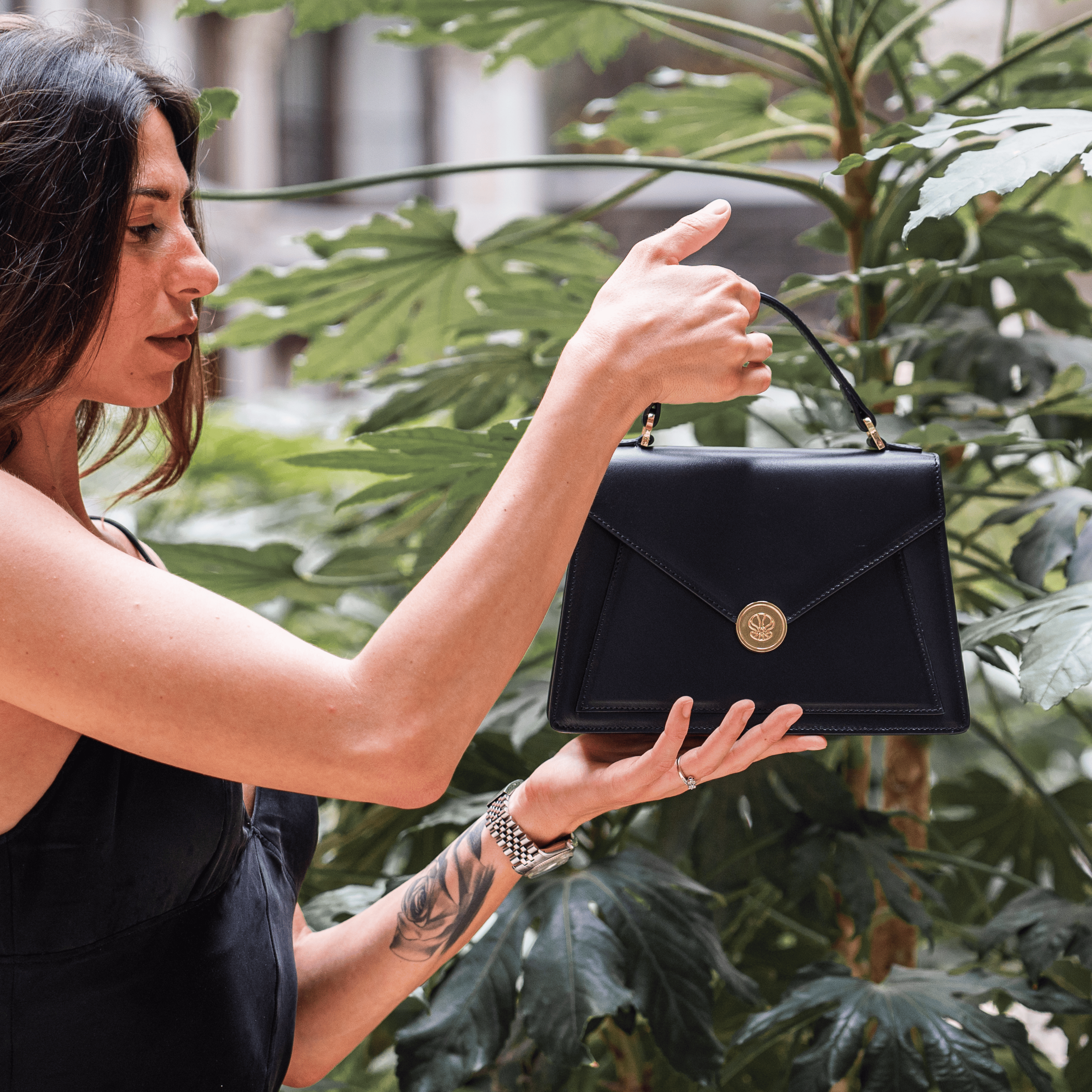 Ragazza con borsa nera in pelle Made in Italy